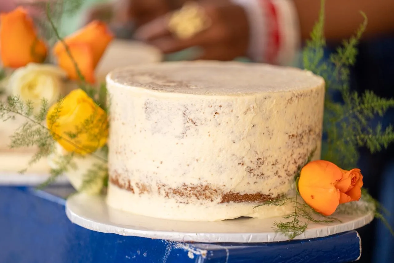A Florence wedding: ceremony flowers, reception tables and the cake