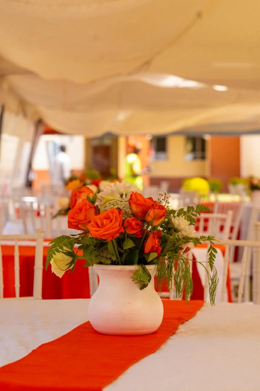 A Florence wedding: ceremony flowers, reception tables and the cake