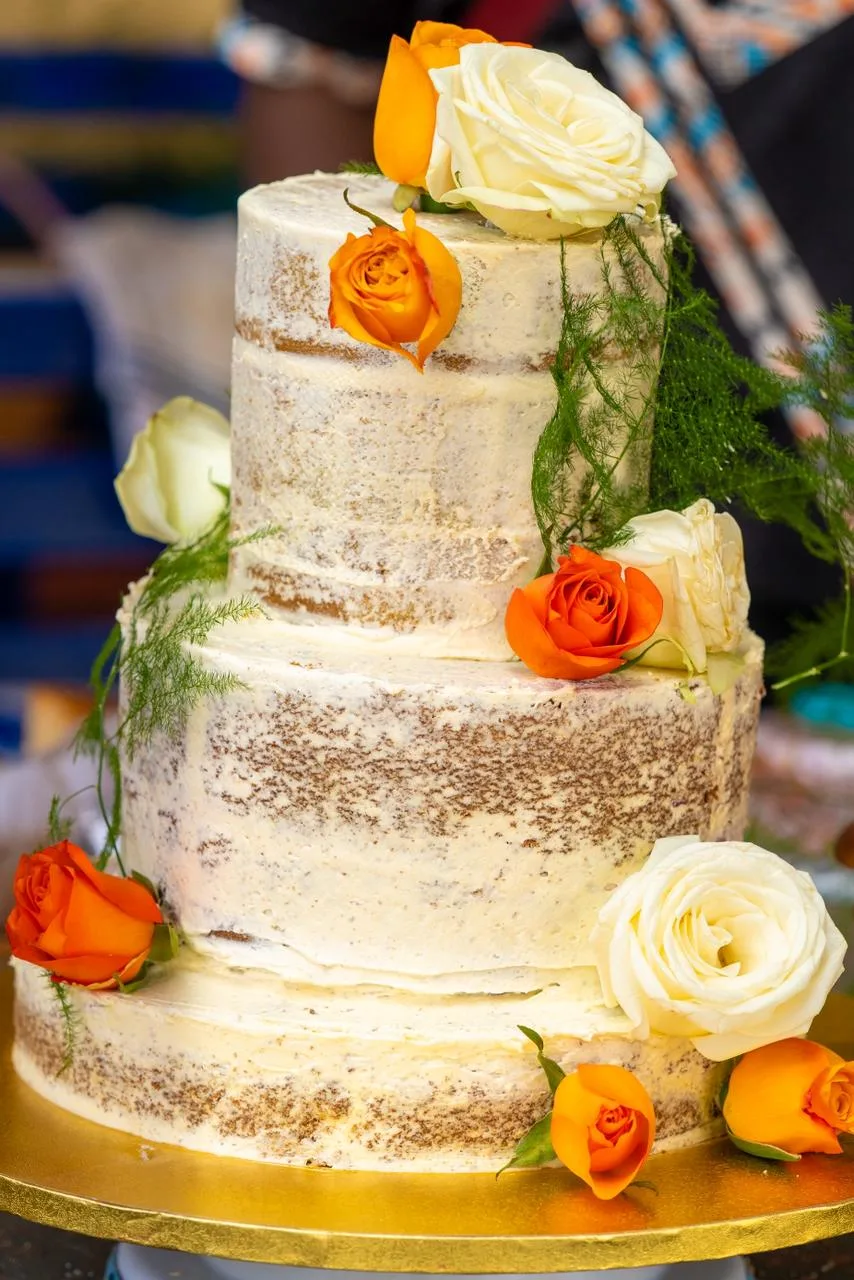 A Florence wedding: ceremony flowers, reception tables and the cake