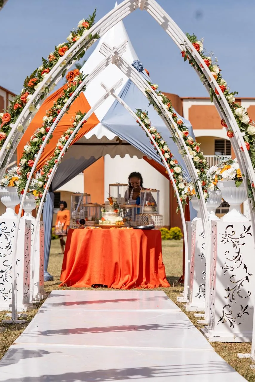 A Florence wedding: ceremony flowers, reception tables and the cake