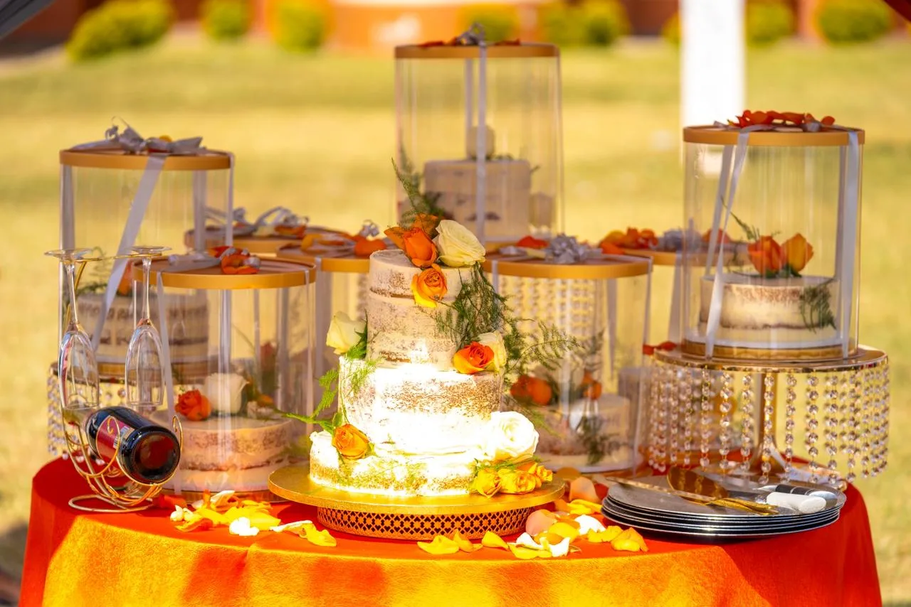 A Florence wedding: ceremony flowers, reception tables and the cake