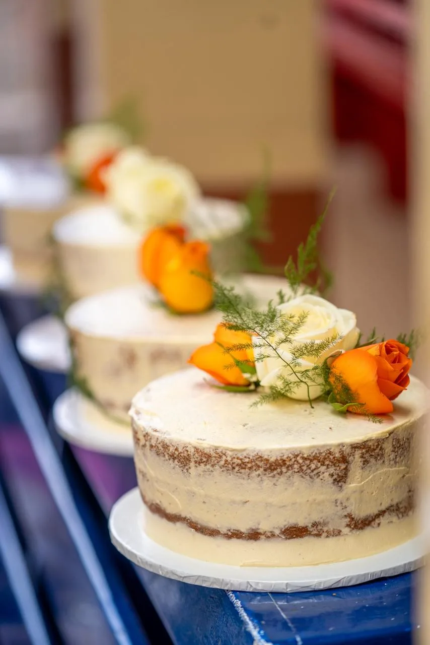 A Florence wedding: ceremony flowers, reception tables and the cake