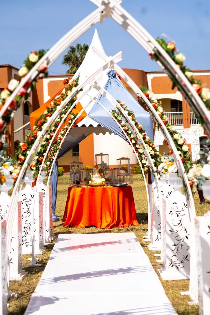 A Florence wedding: ceremony flowers, reception tables and the cake